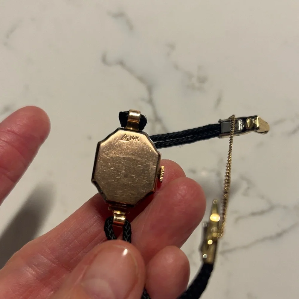 Vintage Winton Gold and Black Women's Watch - Picture 4 of 4